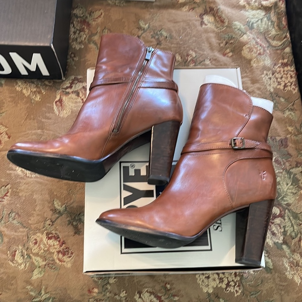 Frye Whiskey brown zip up ankle boots